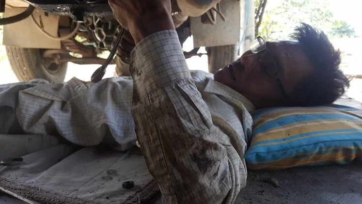 Chuyện đời của người thợ chỉ có thể nằm để làm việc ảnh 4