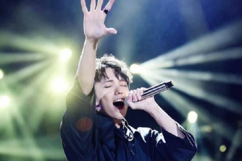 Chàng hoàng tử có giọng hát của 'người ngoài hành tinh' ảnh 3