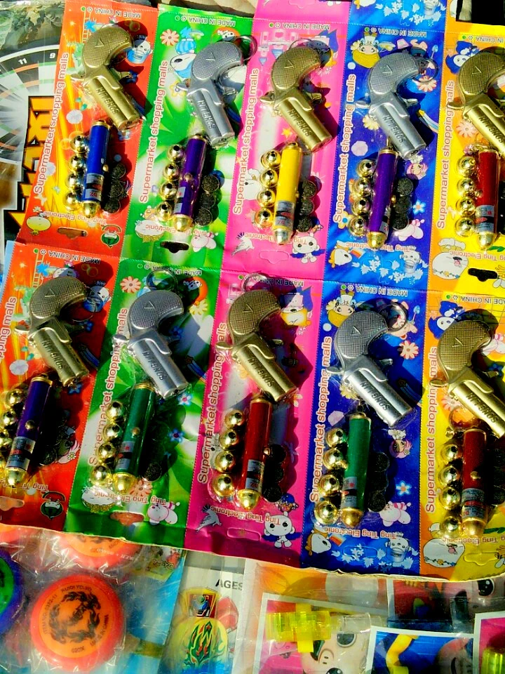 Đồ chơi “made in China” nhan nhản trước trường học ảnh 3