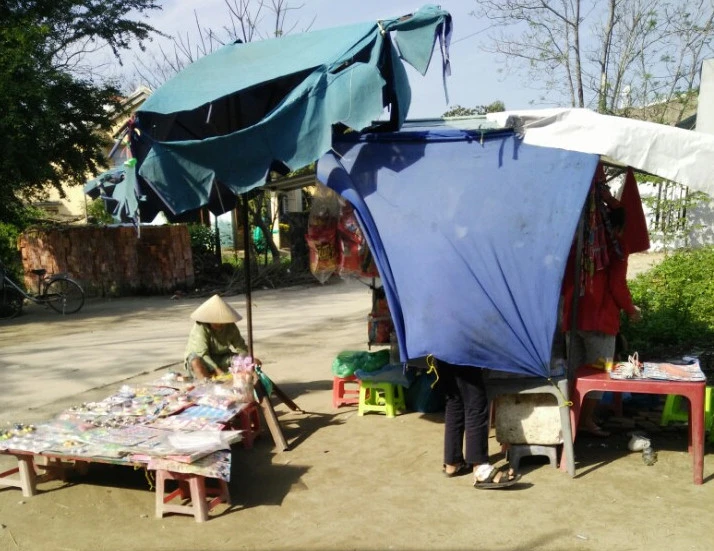 Đồ chơi “made in China” nhan nhản trước trường học ảnh 1