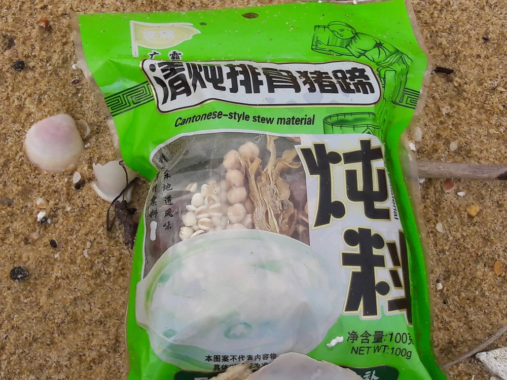 10 km bờ biển ngổn ngang vỏ chai nhãn Trung Quốc ảnh 6