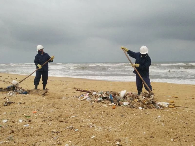 Thu gom 200 tấn rác tấp vào bờ biển Quảng Nam ảnh 2 Thu gom 200 tấn rác tấp vào bờ biển Quảng Nam ảnh 2