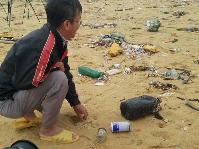 Thu gom 200 tấn rác tấp vào bờ biển Quảng Nam ảnh 1 Thu gom 200 tấn rác tấp vào bờ biển Quảng Nam ảnh 1