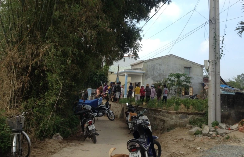 Người đàn ông trên người đầy lửa, la hét chạy ra đường ảnh 1