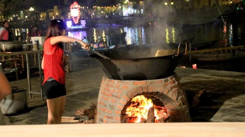 Du khách cùng nấu ăn với đầu bếp nước ngoài