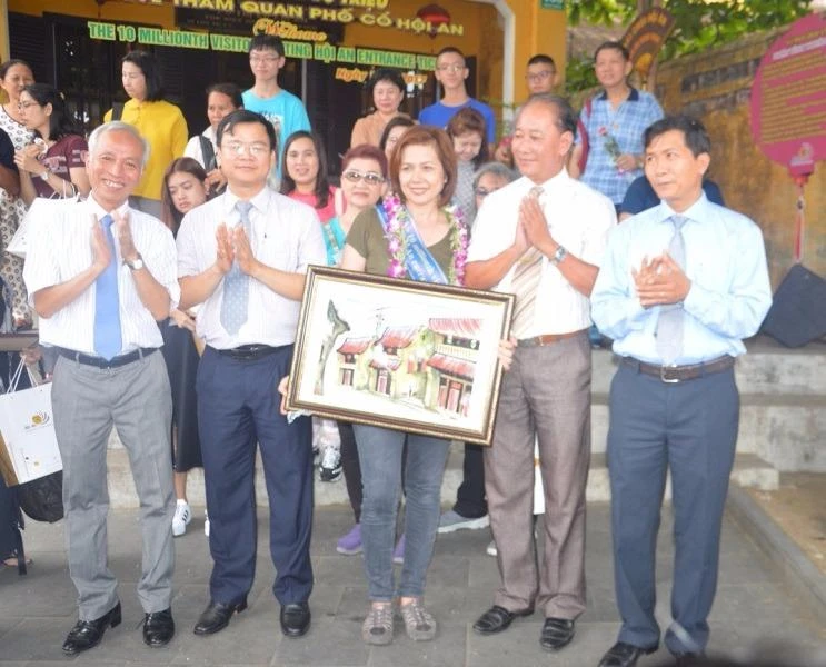 Du khách Nuntira Mekaroonkamol được nhận quà lưu niệm khi đến Hội An.