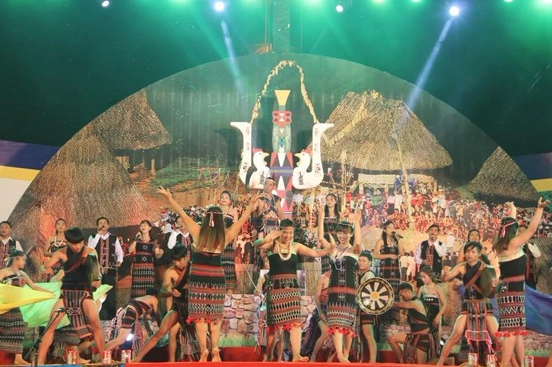 Một màn trình diễn nghệ thuật của đồng bào dân tộc Cơ Tu.