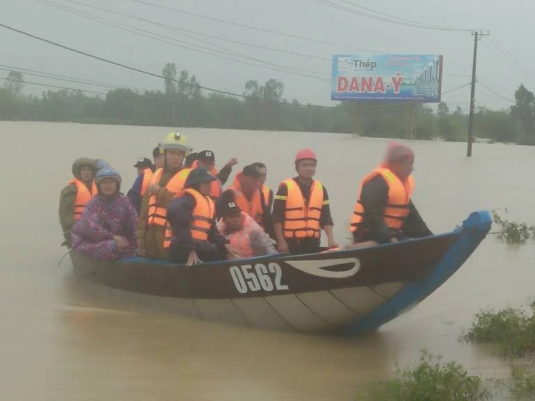 Cụ già khóc mừng vì được đưa ra khỏi vùng lũ nguy hiểm ảnh 2