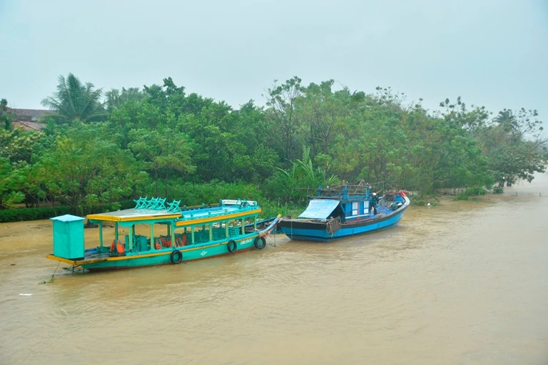 Hội An cấm thuyền chở khách du lịch trong bão