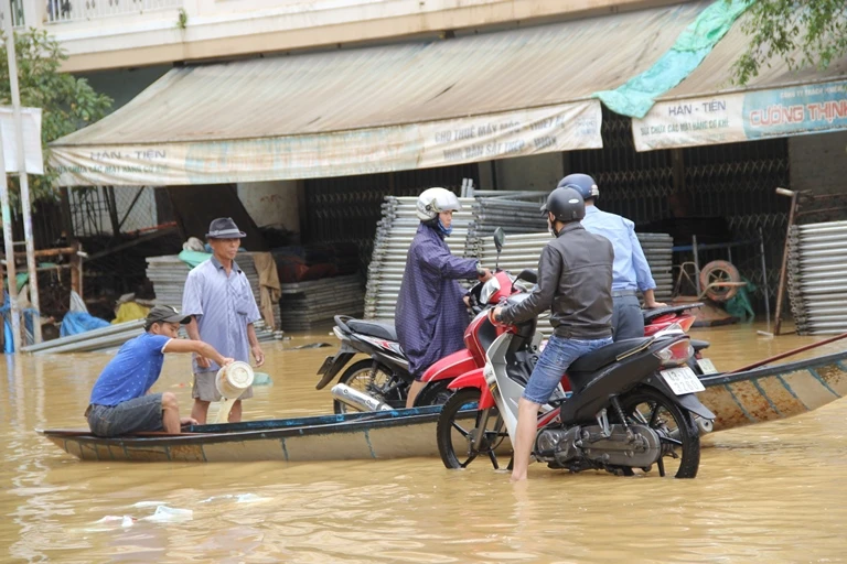 Kiếm tiền triệu nhờ chở người qua vùng ngập lũ ảnh 1