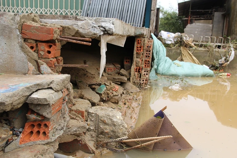 Quảng Nam: Hối hả dọn lũ từ tờ mờ sáng ảnh 11