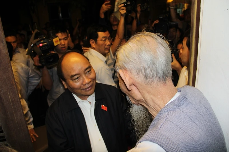 Thủ tướng thăm và tặng quà cho người dân vùng lũ Hội An ảnh 1