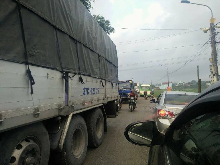 Lên xuống cao tốc, xe mắc kẹt liên tục trên QL 40B ảnh 1