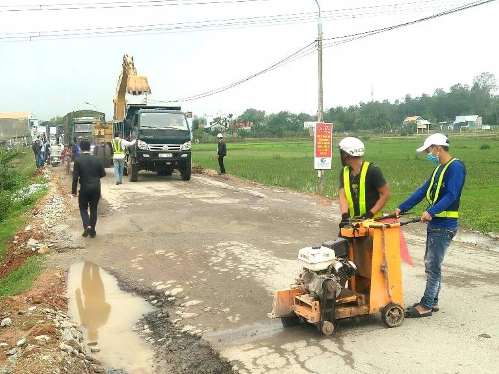 Dân kéo ra đường phản đối ô tô làm hư QL ở Quảng Nam ảnh 3