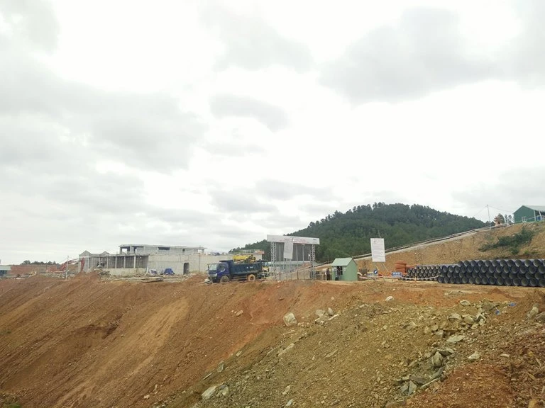 Dân dựng lều phản ánh vì đất sản xuất bị bồi lấp ảnh 5