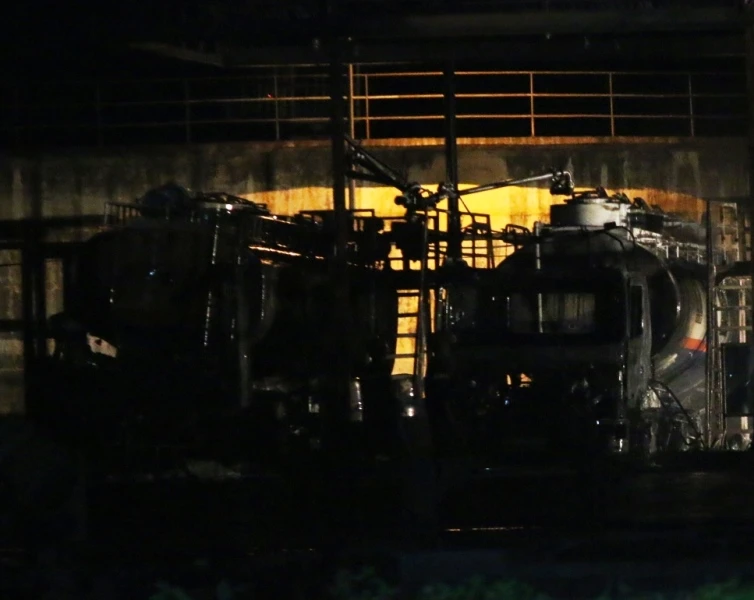 Hai xe tiếp nhiên liệu cháy trong vụ cháy nhà máy cồn ảnh 1