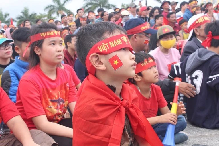 Những cổ động viên nhí cổ vũ cho tuyển U-23 Việt Nam 