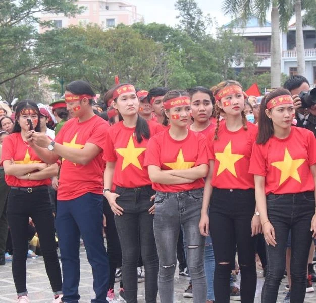 Những "hotgirl" cổ vũ cho đội bóng đến phút cuối.