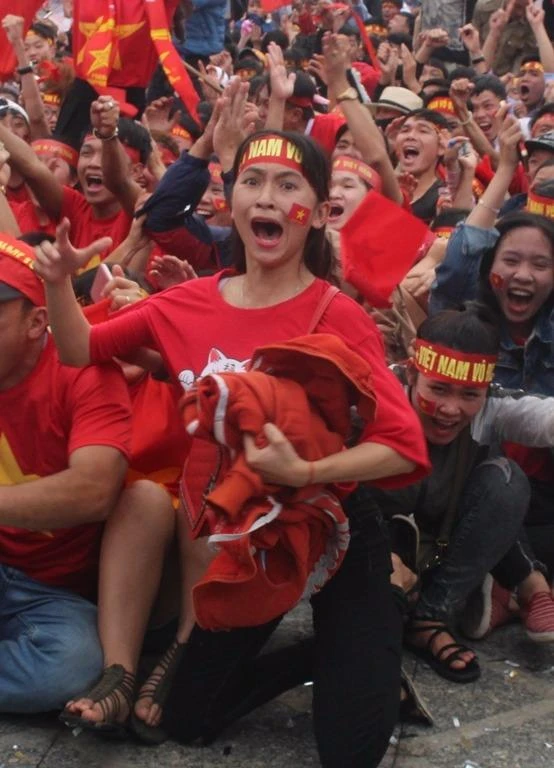 Cảm xúc khó tả của các cổ động viên vào phút cuối trận đấu.