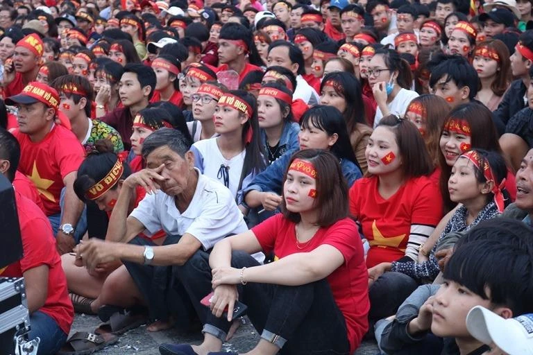 Nhiều cổ động viên chưa thể tin Việt Nam thua ngay ở phút cuối cùng.