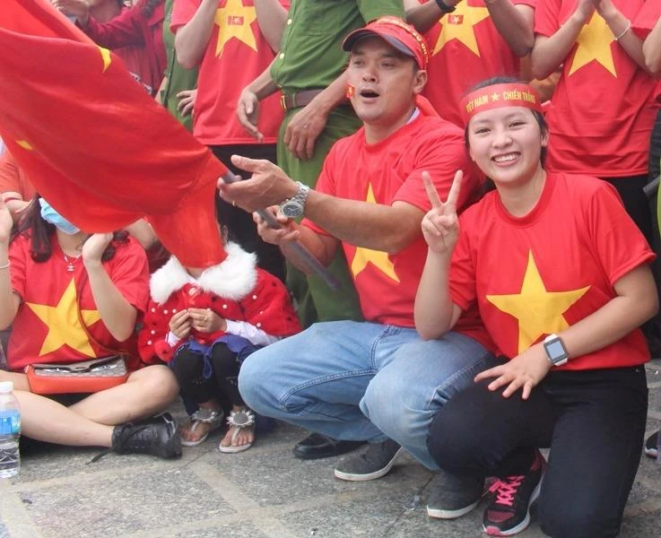 Dù thua nhưng những cổ động viên cho biết vẫn "đi bão" đêm nay.