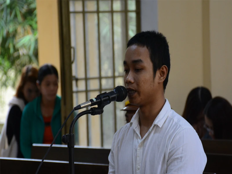 Chồng đốt vợ vì bị nhắc hát karaoke lớn