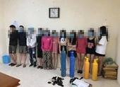 Bất chấp lệnh cấm, quán karaoke cho 11 nam nữ vào bay lắc