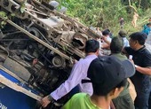 Xe chở 39 khách lao xuống vực, ít nhất 5 người chết