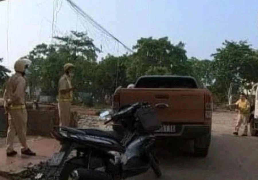 Tài xế không có bằng lái bỏ chạy khi bị kiểm tra. Ảnh AH