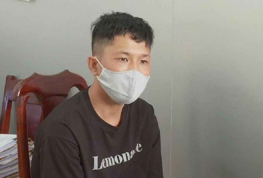 Nguyễn Tiến Hùng tại cơ quan điều tra. Ảnh: AĐ