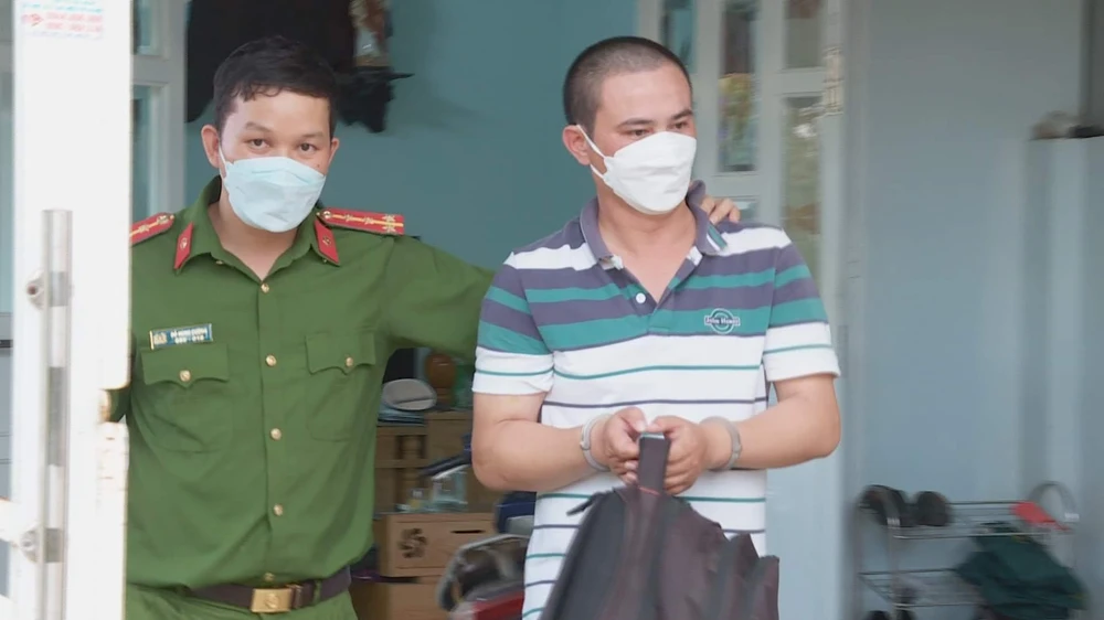 Hùng bị bắt để phục vụ điều tra. Ảnh: AĐ Hùng bị bắt để phục vụ điều tra. Ảnh: AĐ