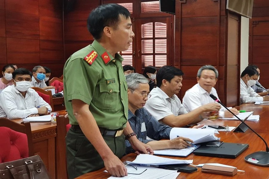 Đại diện Công an tỉnh thông tin về việc CDC Đắk Lắk mua kit test của Việt Á. Ảnh: QN