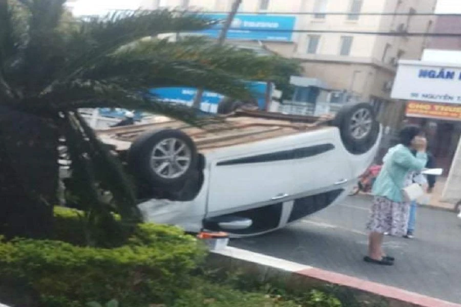 Xe ô tô lật ngửa sau vụ tai nạn. Ảnh FB