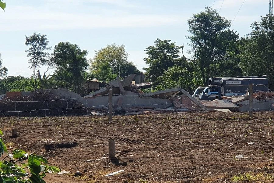 Lực lượng chức năng đang tiến hành tháo dỡ các công trình vi phạm ở phường Thành Nhất. Ảnh QN