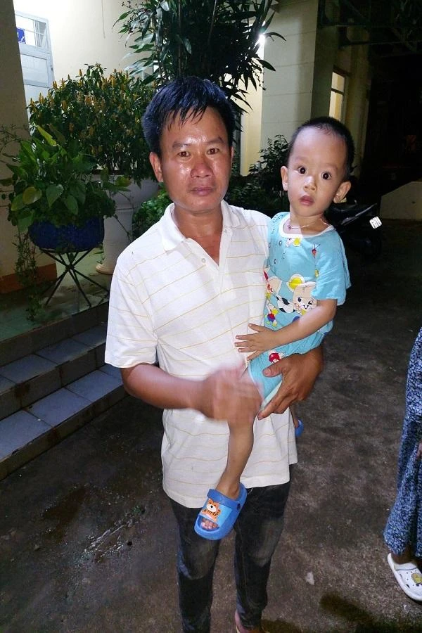 Anh Dũng vui mừng khôn xiết khi gặp lại con trai.