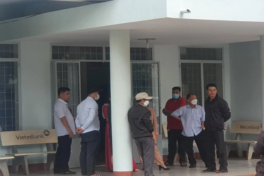 Hàng chục người kéo đến trụ sở UBND phường để yêu cầu tìm cháu L. Ảnh QN