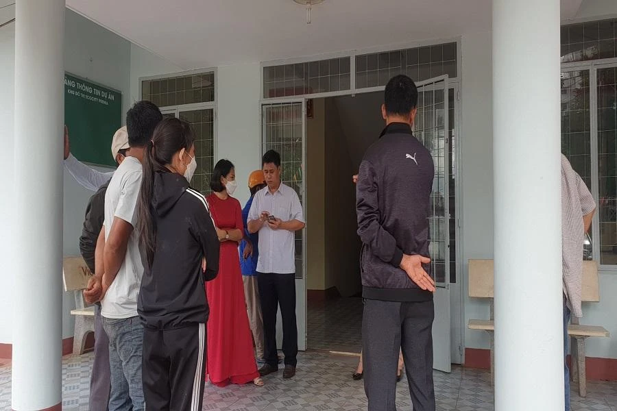 Trước đó bố ruột cháu bé cùng gia đình đã đến cơ quan chức năng để nhờ tìm con.