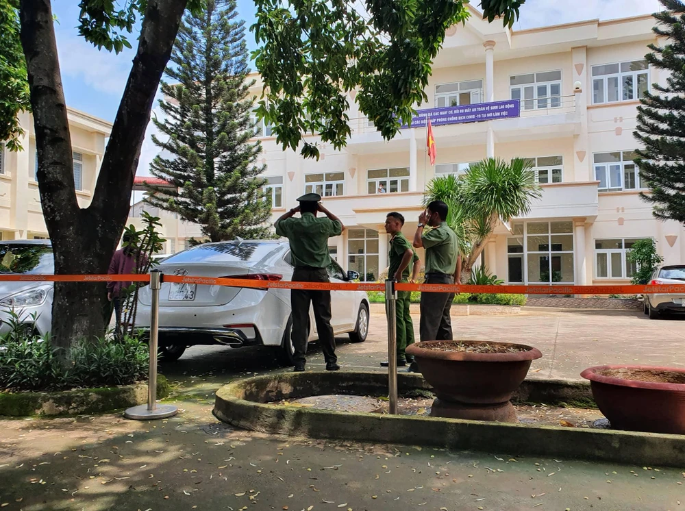 Công an thực hiện các quyết định khởi tố và bắt tạm giam ông Trịnh Quang Trí. Ảnh: QN