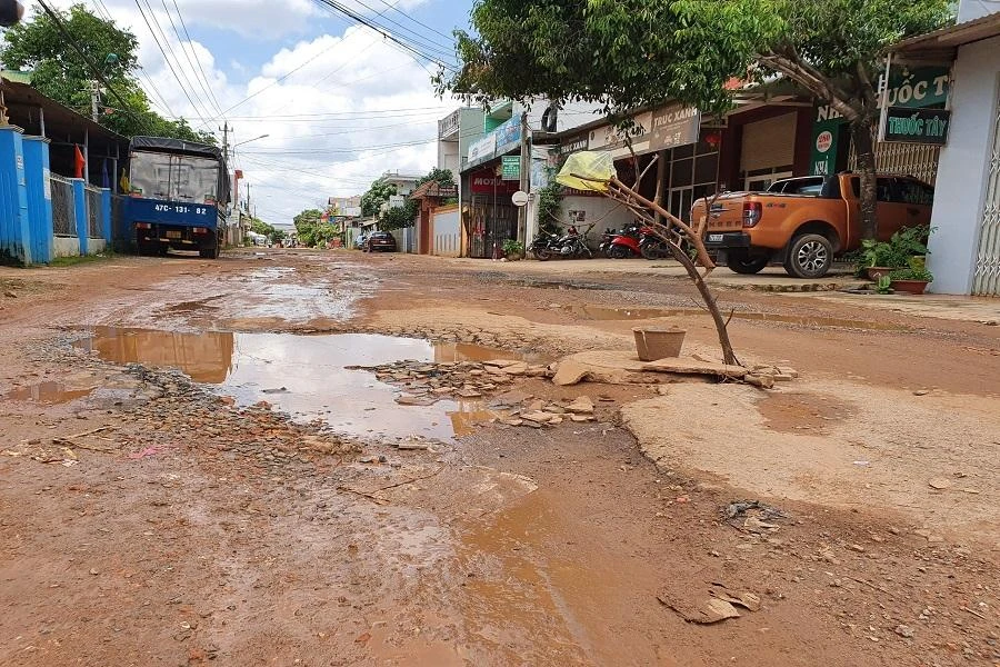 Mặc dù được đầu tư hơn 100 tỉ đồng để làm đường, nhưng dự án đang tạm dừng vì vướng mặt bằng. Ảnh HT