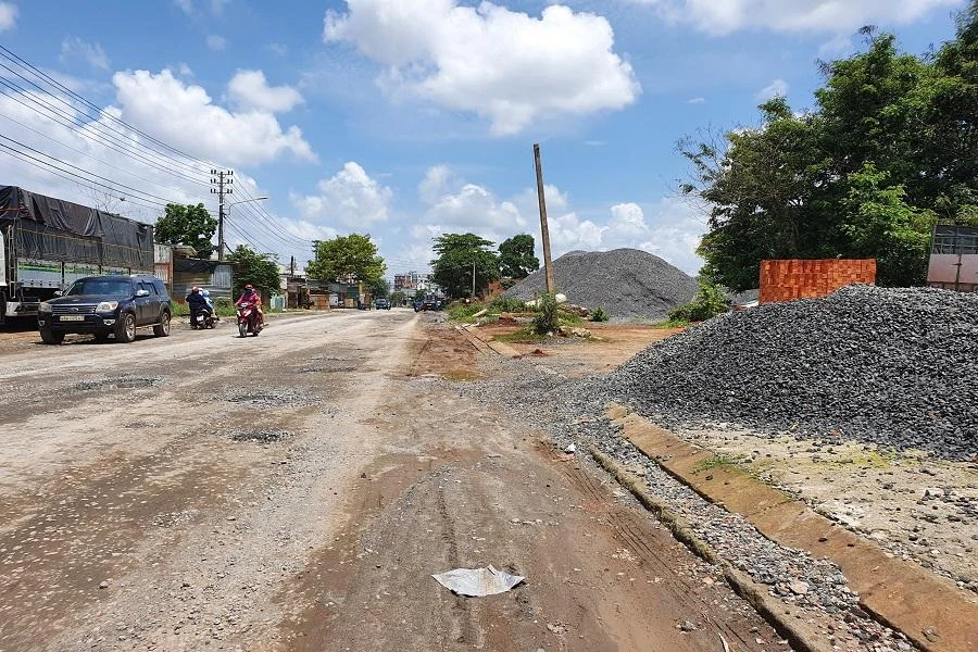 Một đoạn ngắn được rải đá dăm, nhưng lâu ngày không thi công nên tạo thành nhiều ổ gà. Ảnh HT