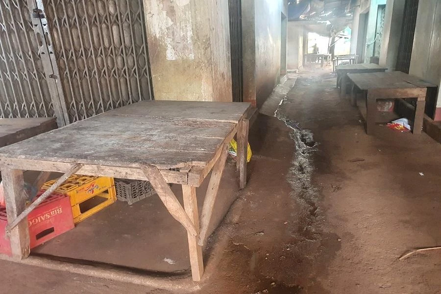 Lãnh đạo UBND xã cho rằng các điều kiện về quản lý chợ chưa đảm bảo về vệ sinh an toàn thực phẩm, phòng chống cháy nổ, trật tự an toàn giao thông... Ảnh HT