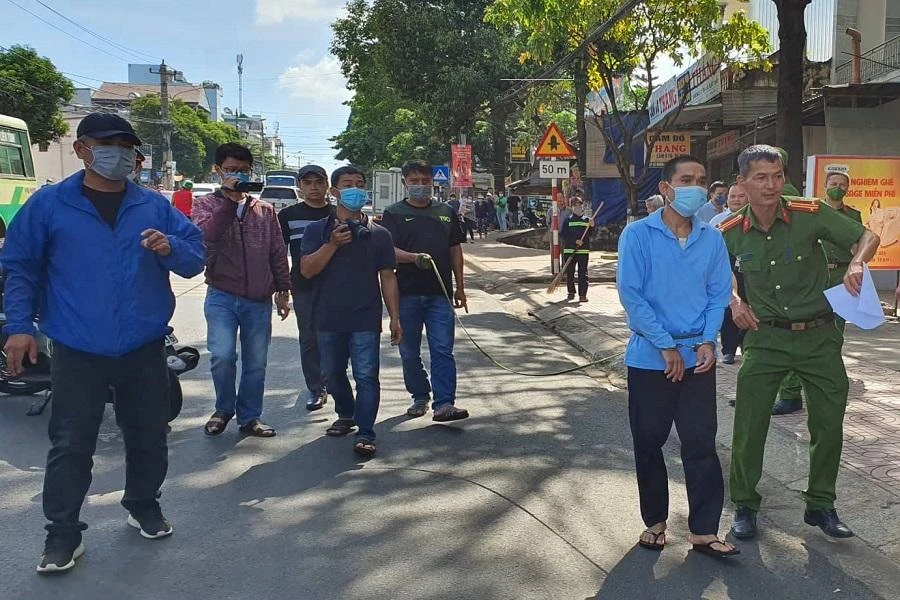 Thực nghiệm hiện trường vụ hiếp dâm, giết người. Ảnh AĐ