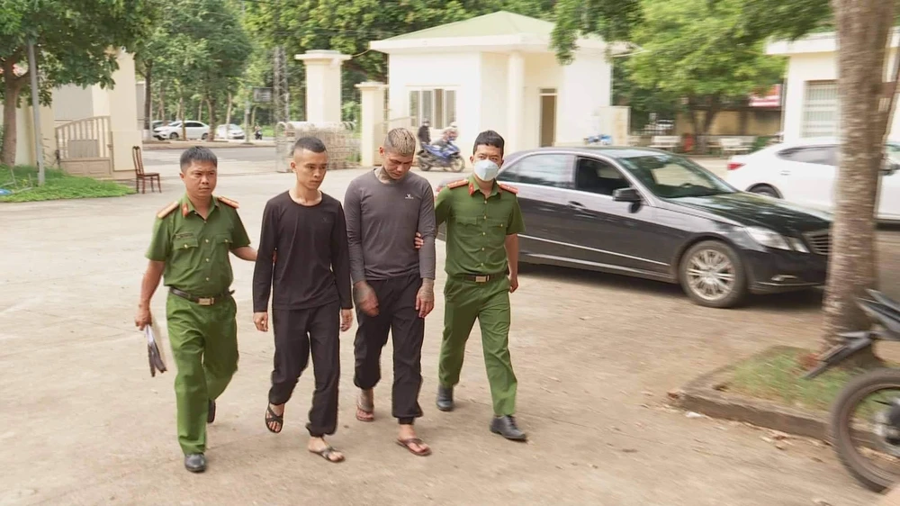 Giang và Hiệp đang bị tạm giữ để phục vụ điều tra. Ảnh AĐ