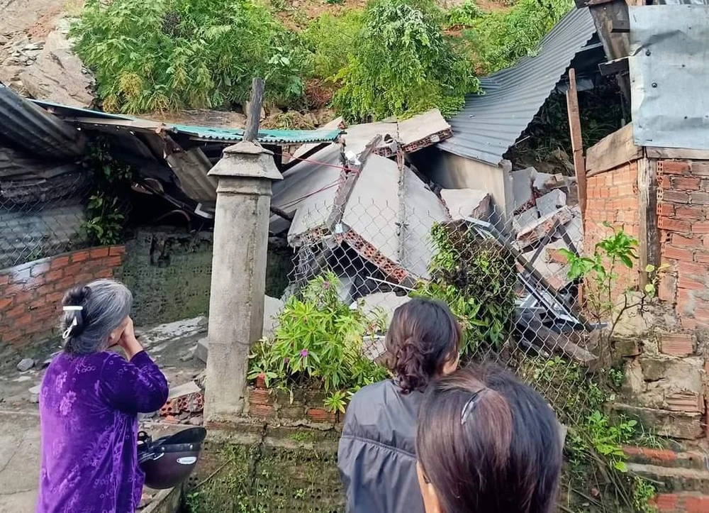 Mưa lớn khiến một nhà dân bị sập. Ảnh FB