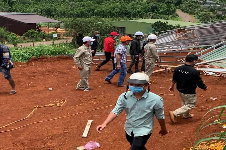 Nhóm người đến phá dỡ nhà ông Dũng. Ảnh TX