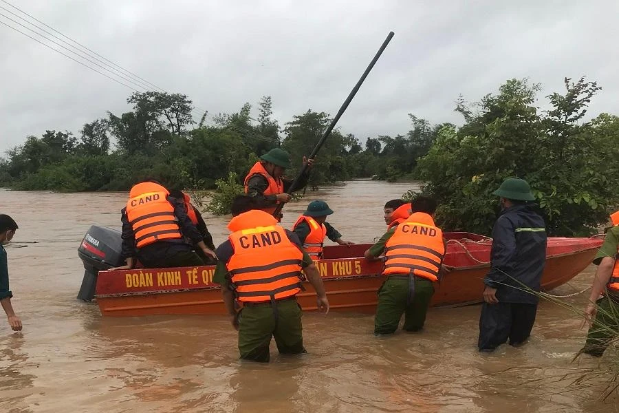 Lực lượng chức năng đang chuẩn bị phương tiện hỗ trợ người dân đến vùng an toàn. Ảnh AL.