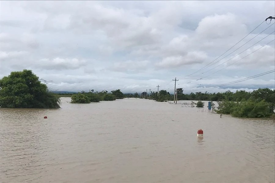 Nhiều tuyến đường bị ngập nước ở Ea Súp. Ảnh AL