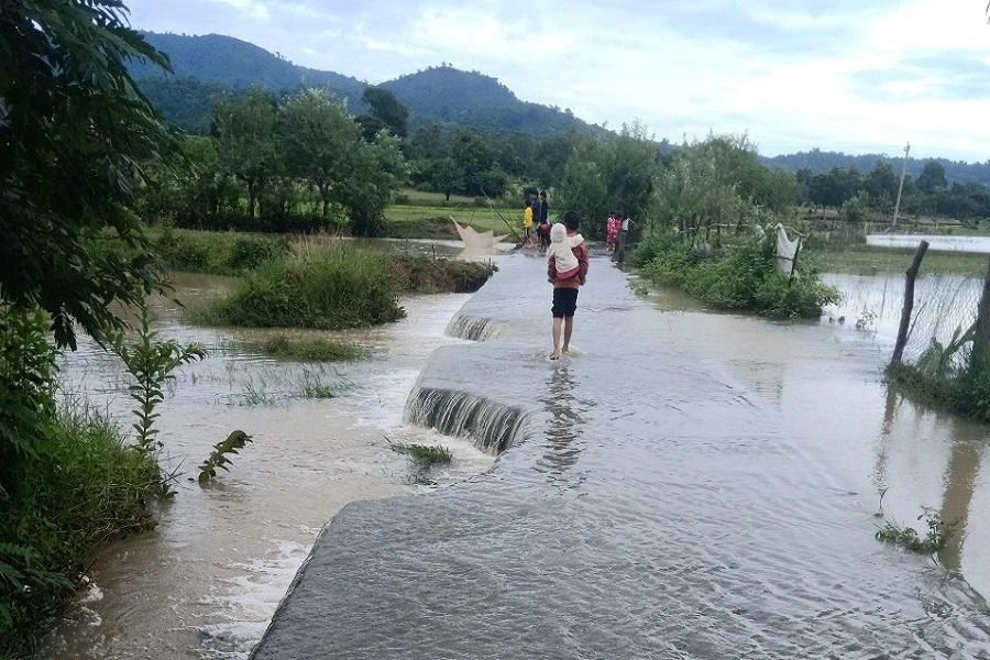 Một số đoạn đường bị nước băng qua. Ảnh TX