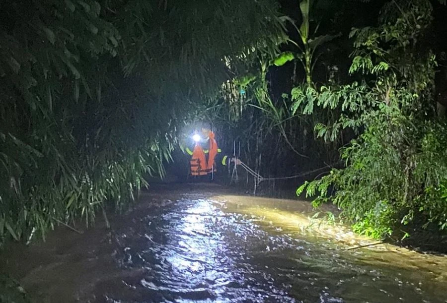 Lực lượng chức năng tìm thấy thi thể cháu bé bị nước cuốn. Ảnh: TX