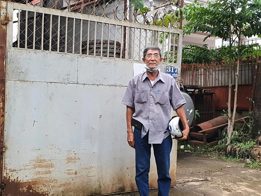 Ông Tiền bức xúc vì đất đang sử dụng nhưng giấy chứng nhận lại được cấp cho người khác. Ảnh QN